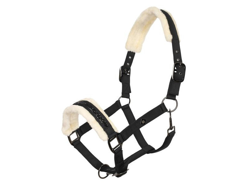 Štýlová a pohodlná ohlávka IRH Jewel vyrobená z mäkkého softshellu. zdobená na lícnici kovovým logom mäkko polstrovaný nátylník